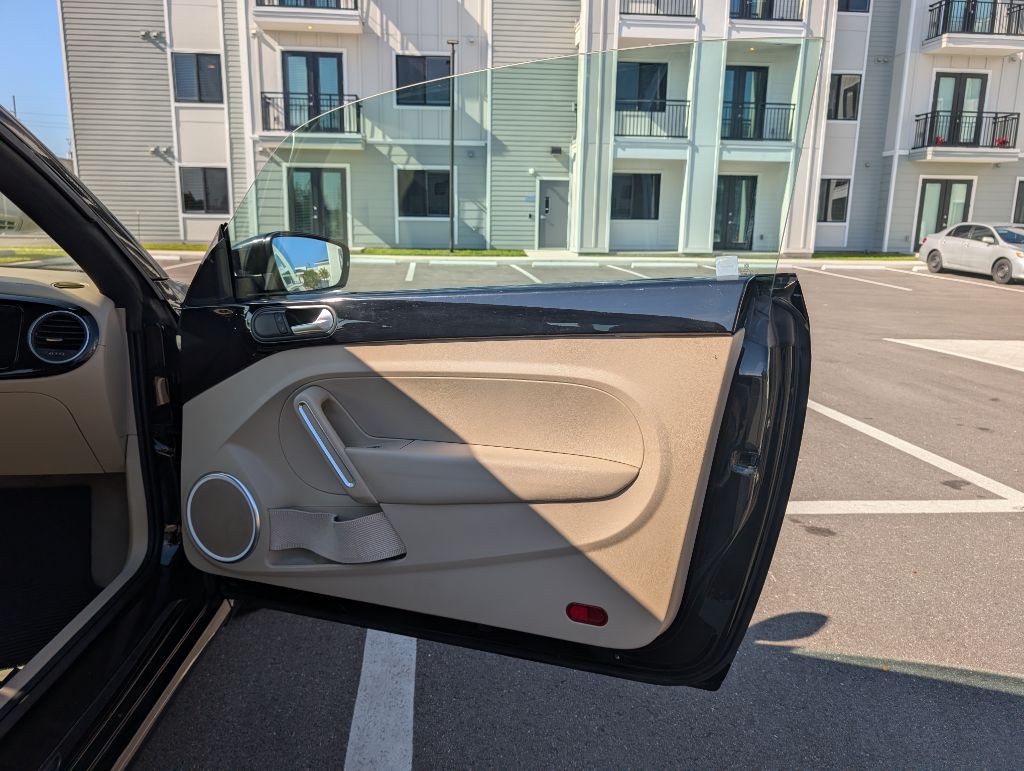 2013 Volkswagen Beetle Image 32