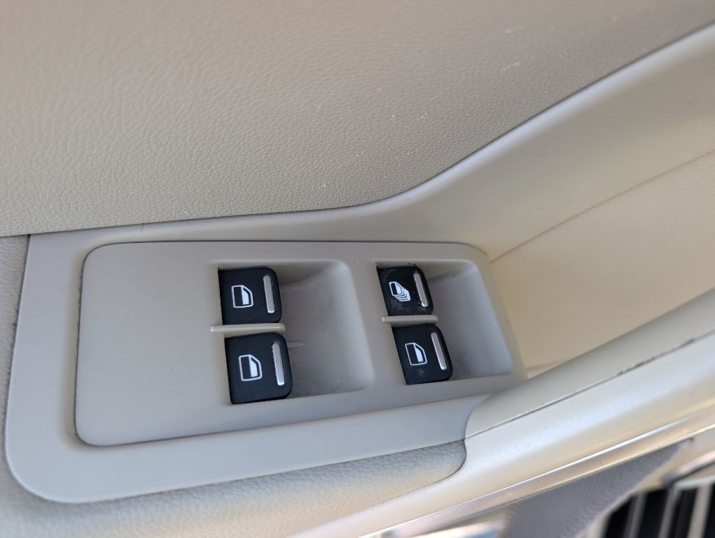 2013 Volkswagen Beetle Image 35