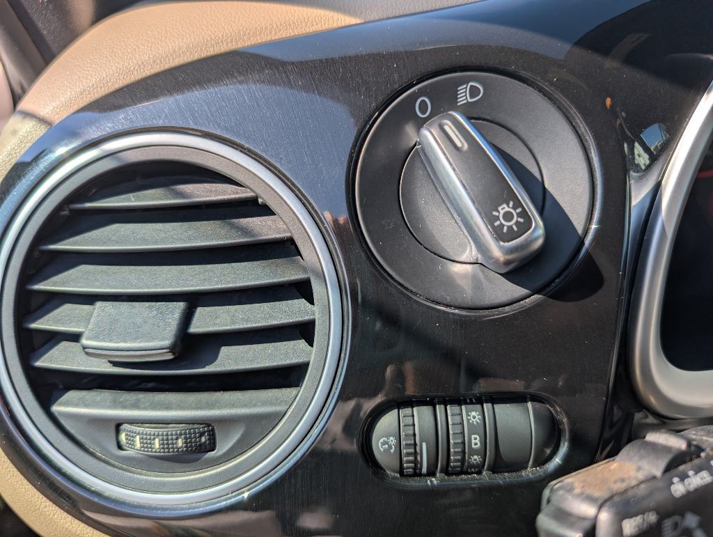 2013 Volkswagen Beetle Image 37