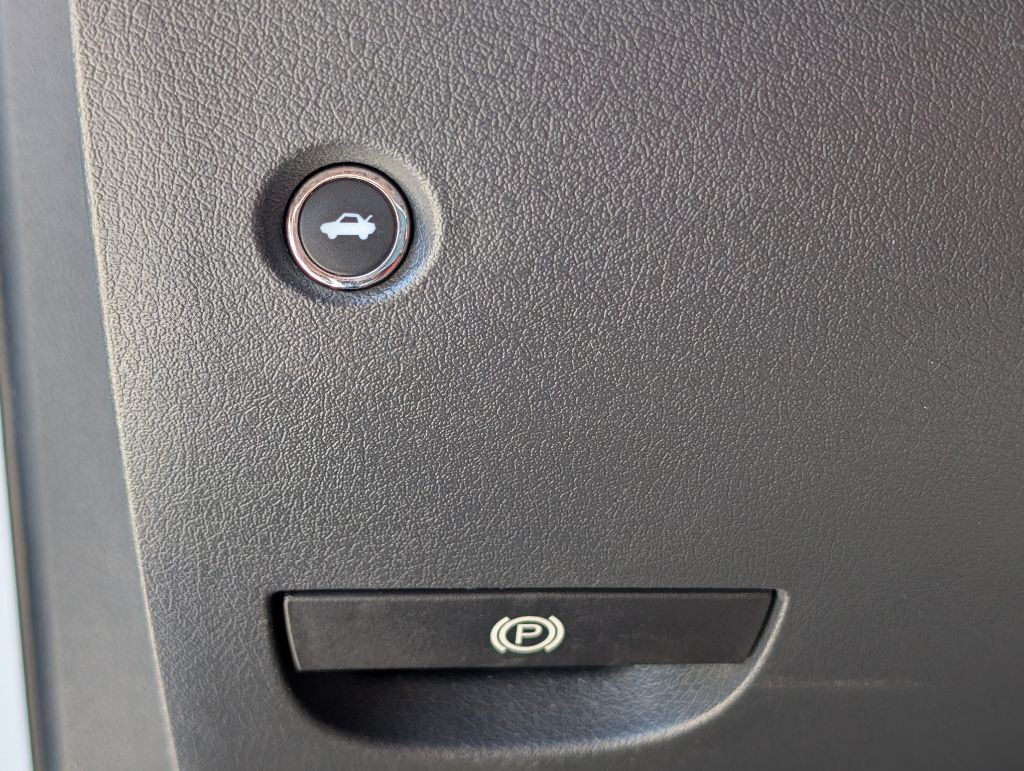 2014 Dodge Challenger Image 25