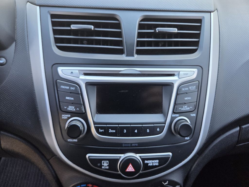 2014 Hyundai Accent Image 28