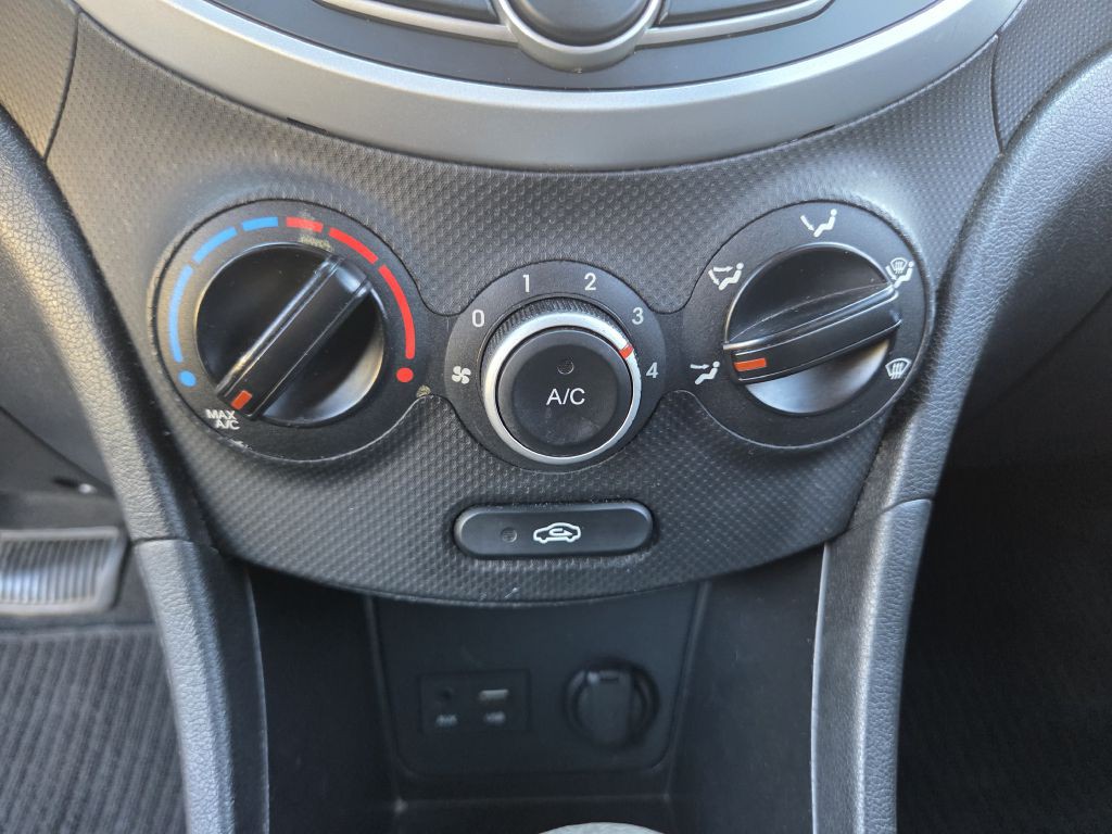 2014 Hyundai Accent Image 29