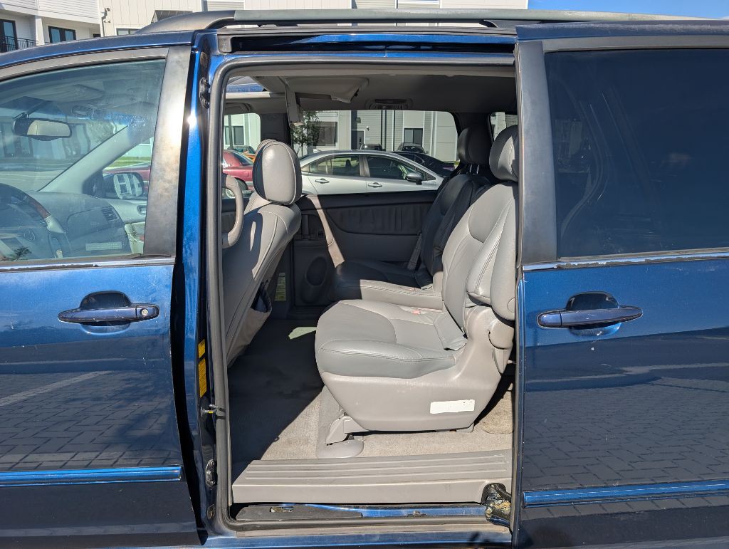 2004 Toyota Sienna Image 16