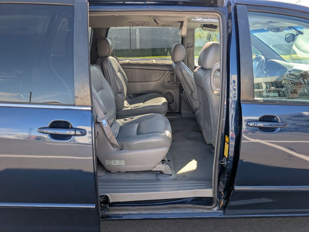 2004 Toyota Sienna Image 21