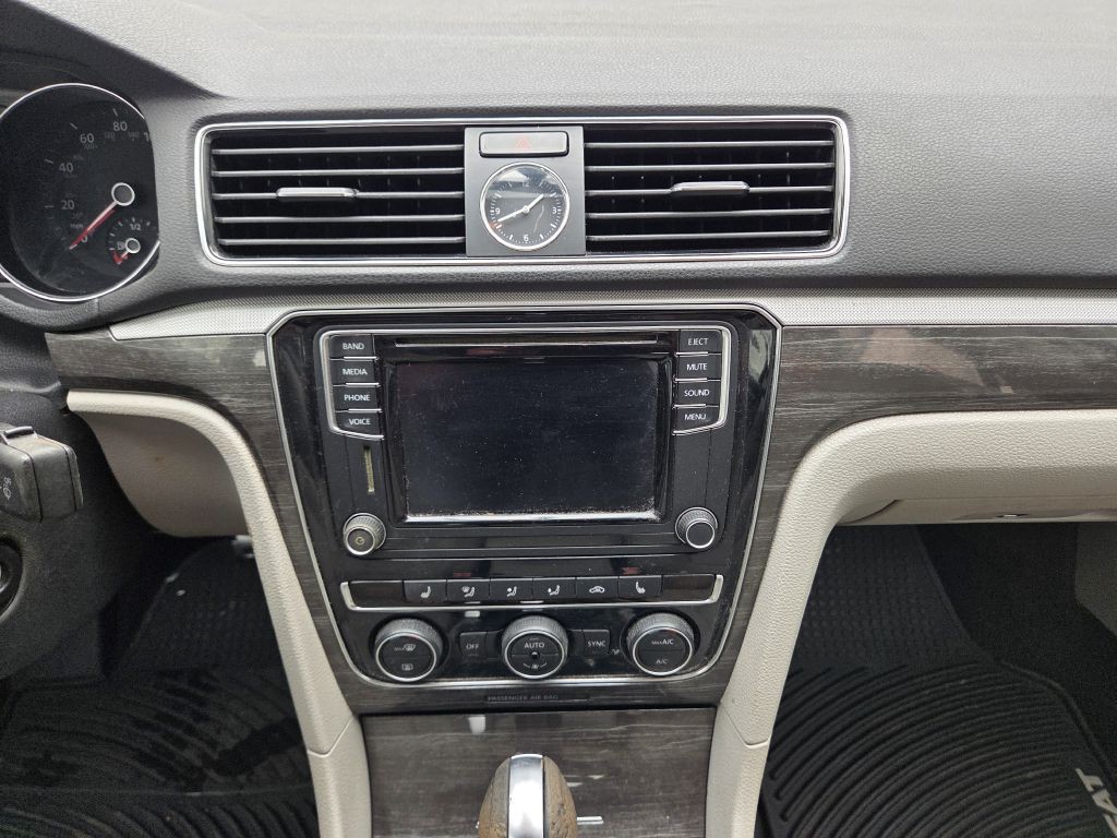 2016 Volkswagen Passat Image 23