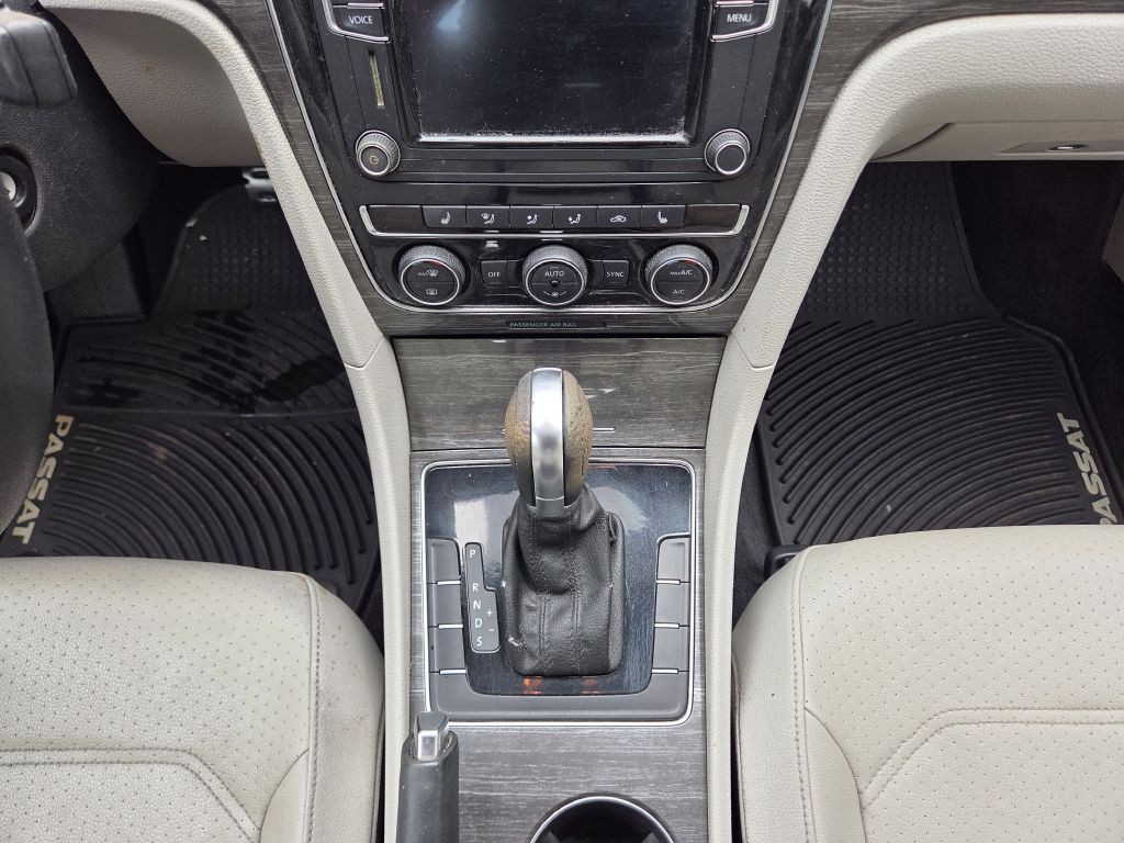 2016 Volkswagen Passat Image 24