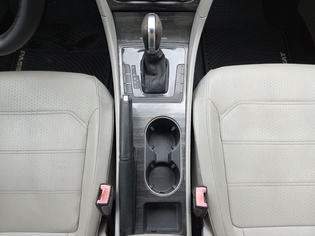 2016 Volkswagen Passat Image 26