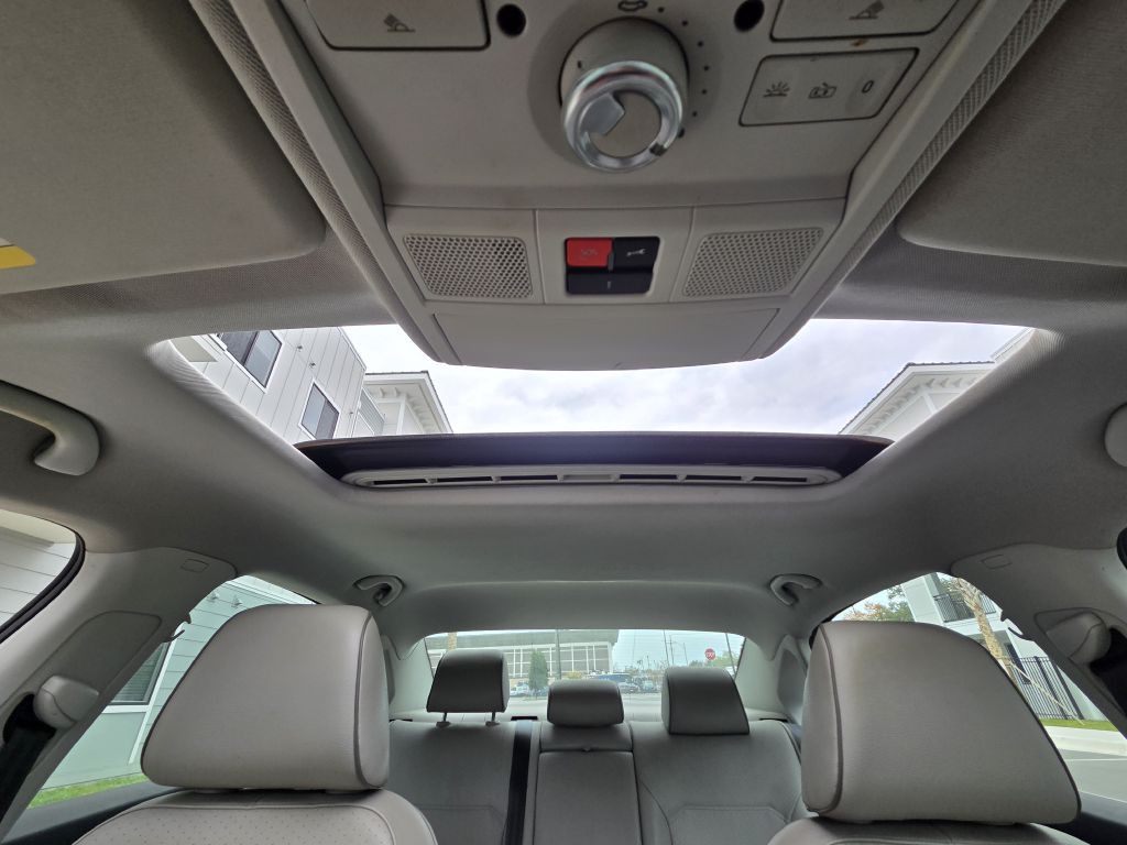 2016 Volkswagen Passat Image 32