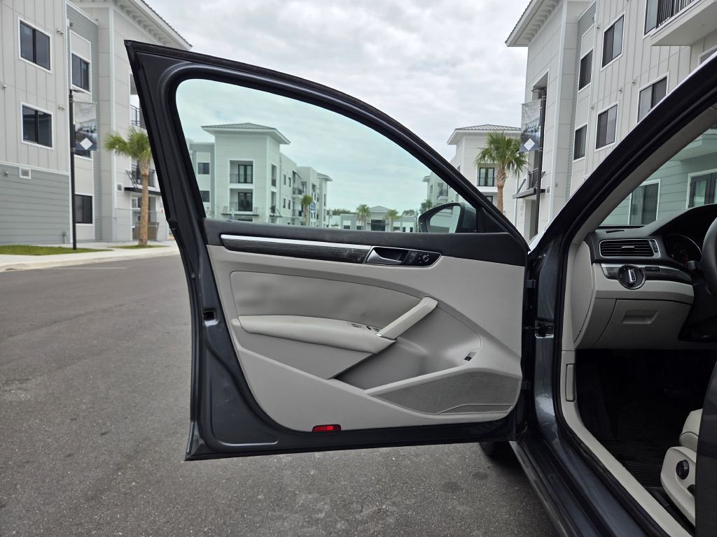 2016 Volkswagen Passat Image 35