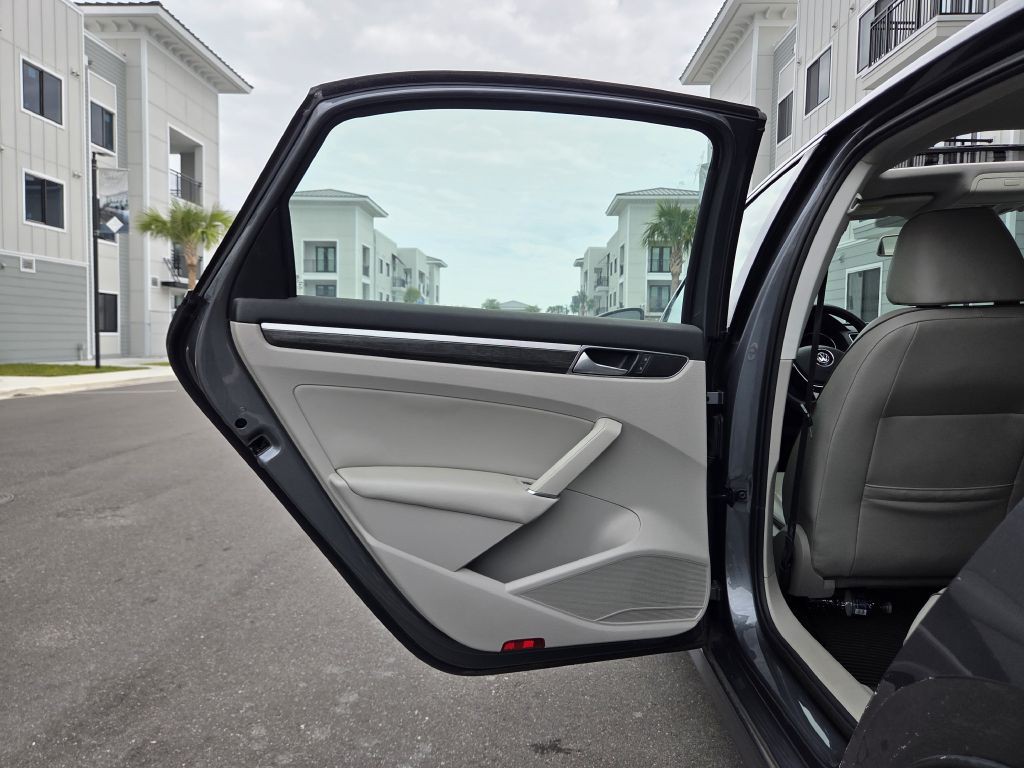 2016 Volkswagen Passat Image 38