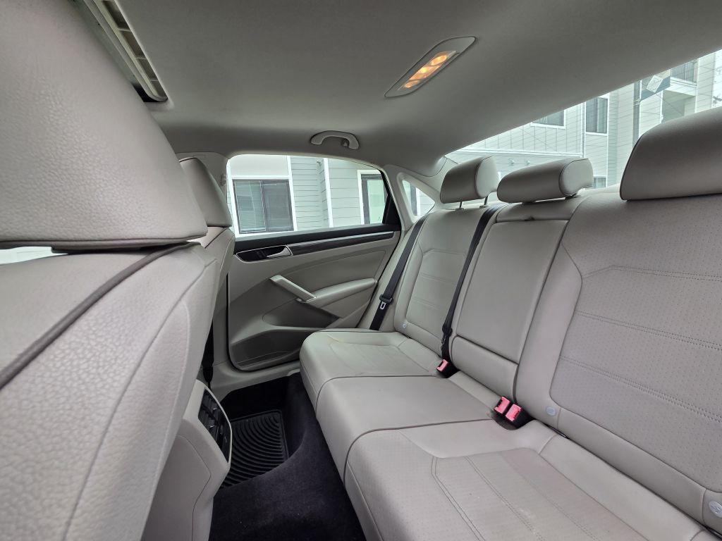 2016 Volkswagen Passat Image 40