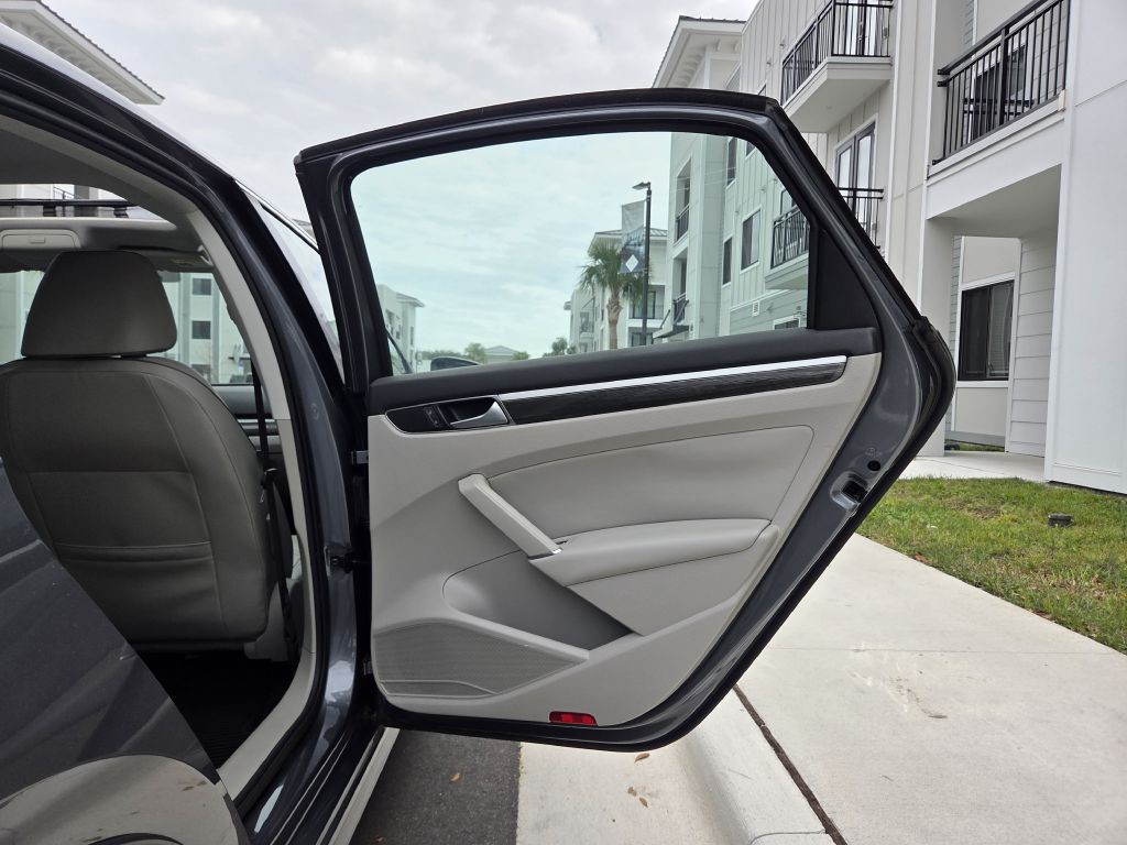 2016 Volkswagen Passat Image 41
