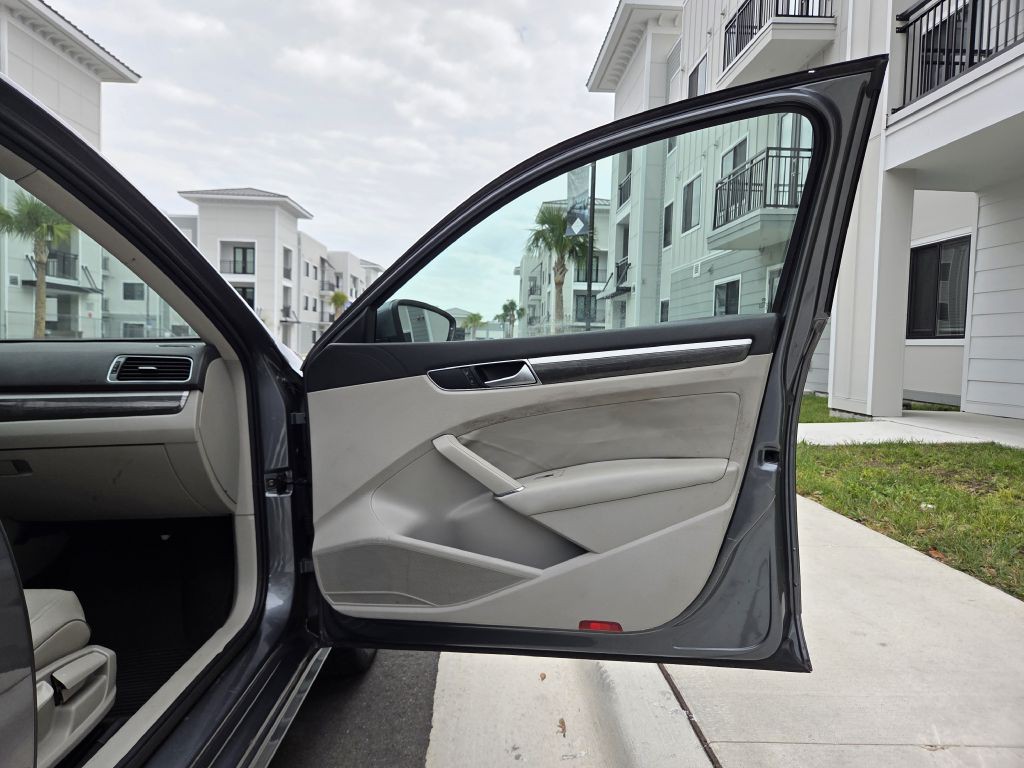 2016 Volkswagen Passat Image 44