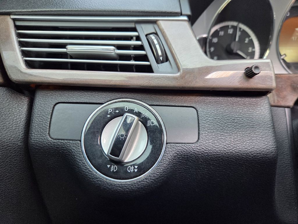 2010 Mercedes-Benz E-Class Image 40