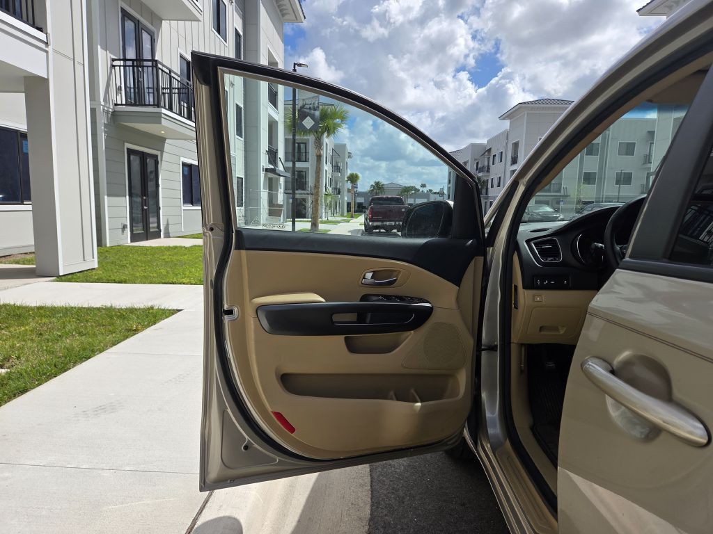 2017 Kia Sedona Image 28