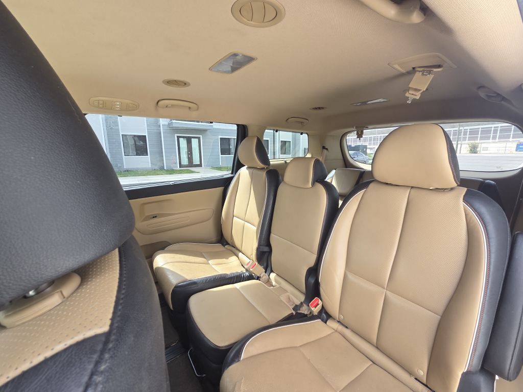 2017 Kia Sedona Image 32