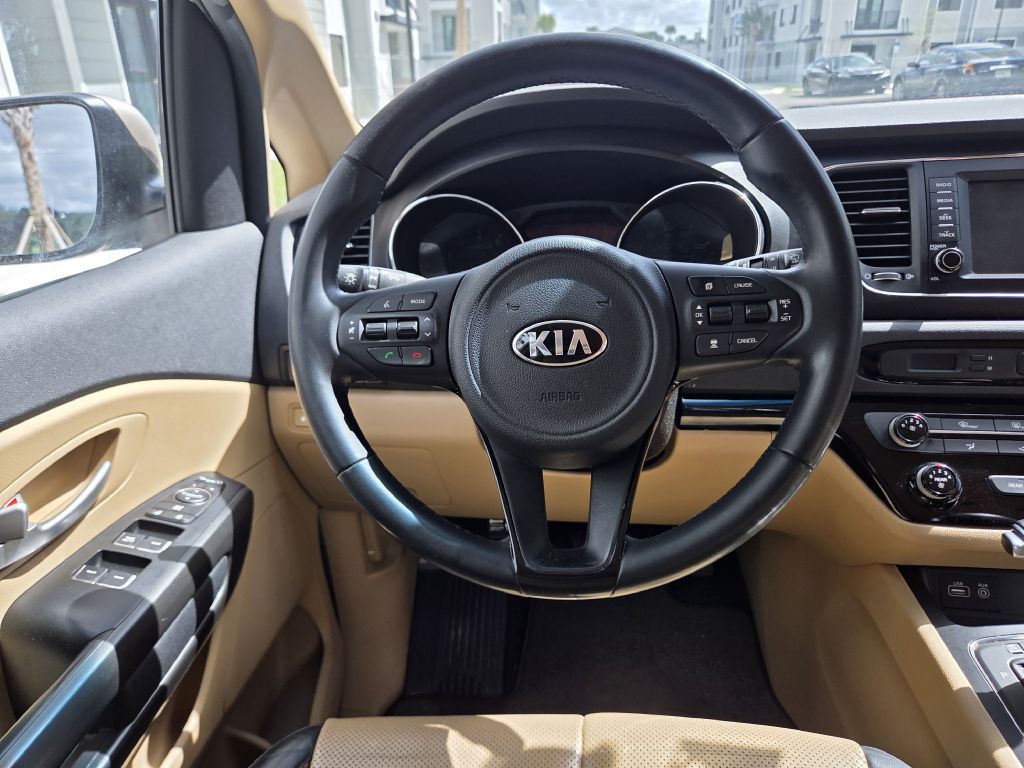 2017 Kia Sedona Image 40