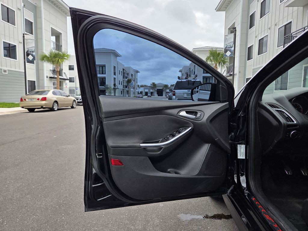 2016 Ford Focus Image 32