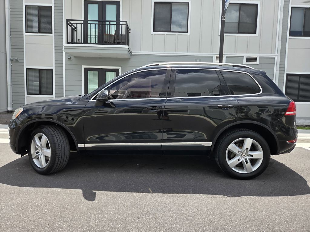 2011 Volkswagen Touareg Image 10