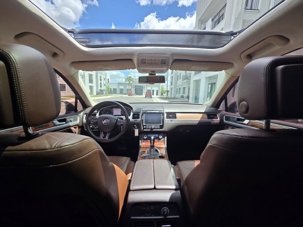2011 Volkswagen Touareg Image 16