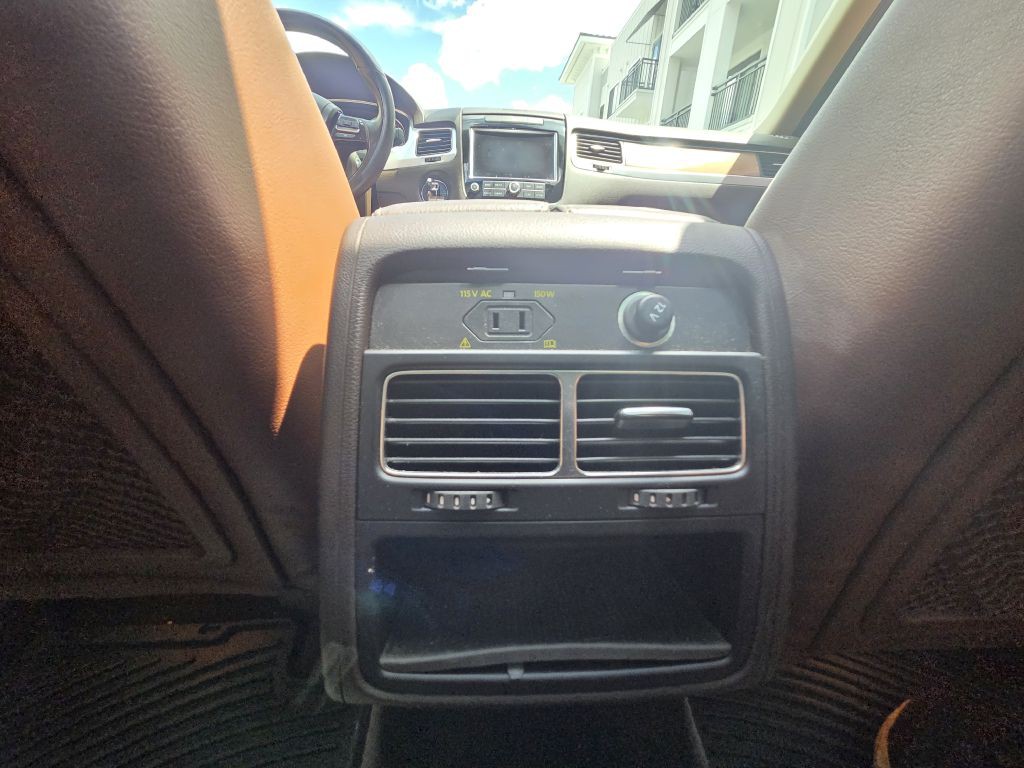2011 Volkswagen Touareg Image 24