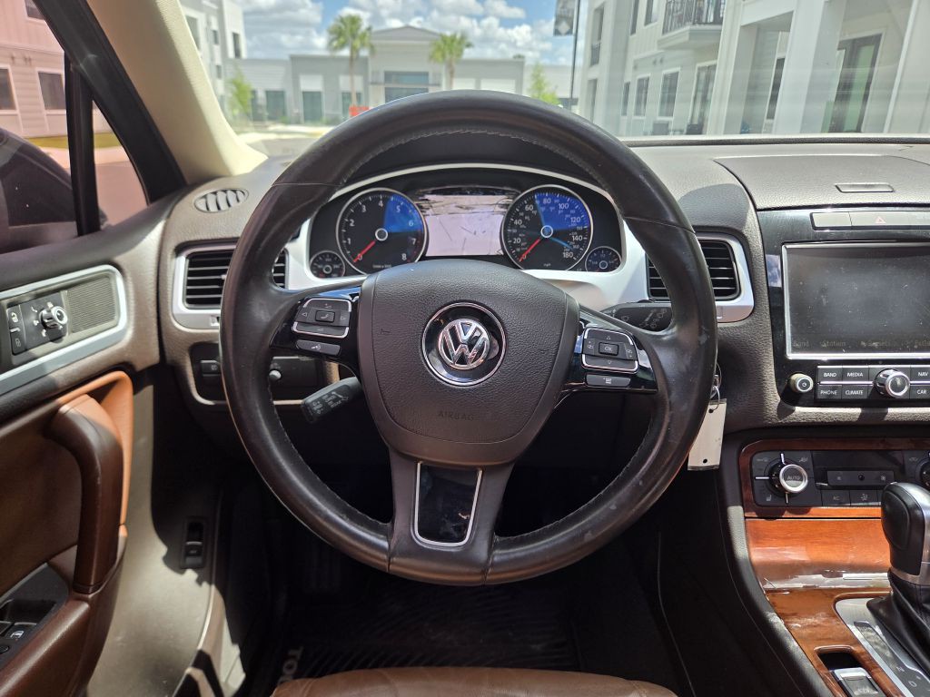 2011 Volkswagen Touareg Image 25