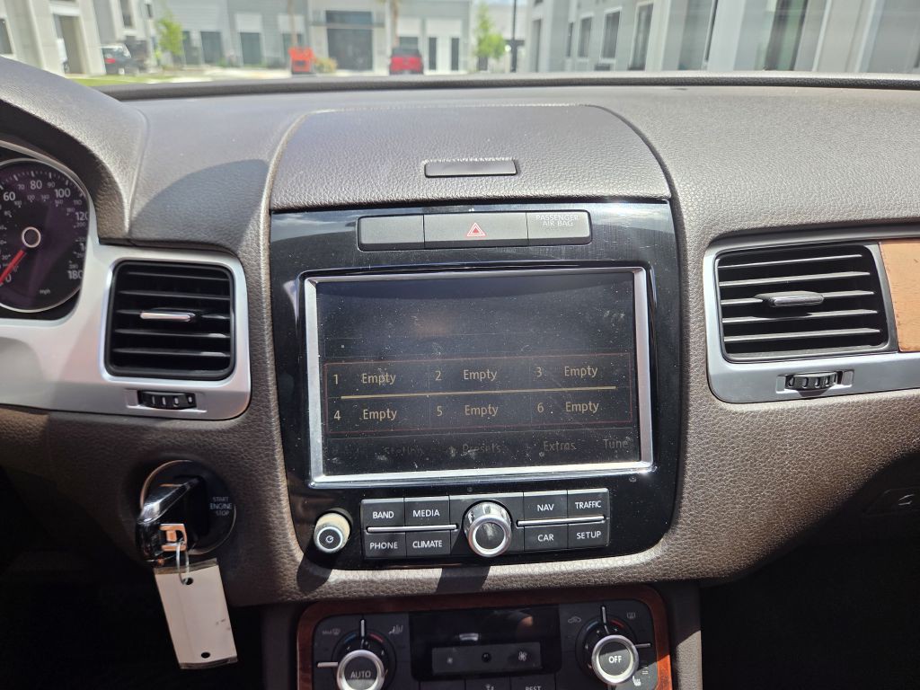 2011 Volkswagen Touareg Image 27