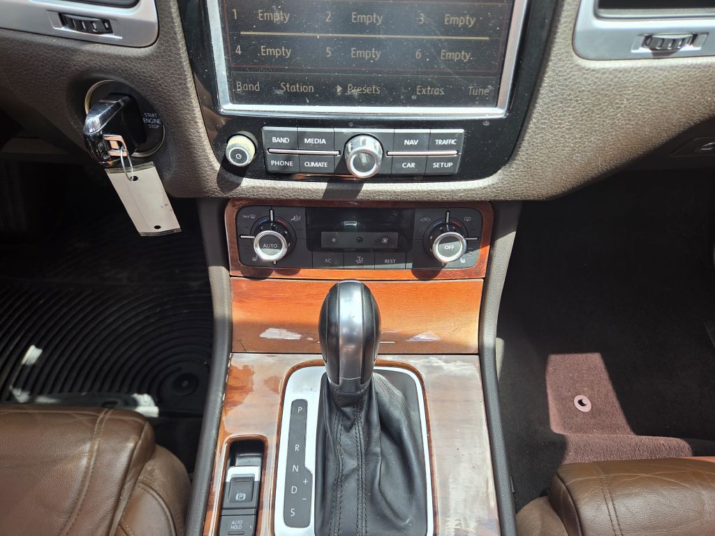 2011 Volkswagen Touareg Image 28