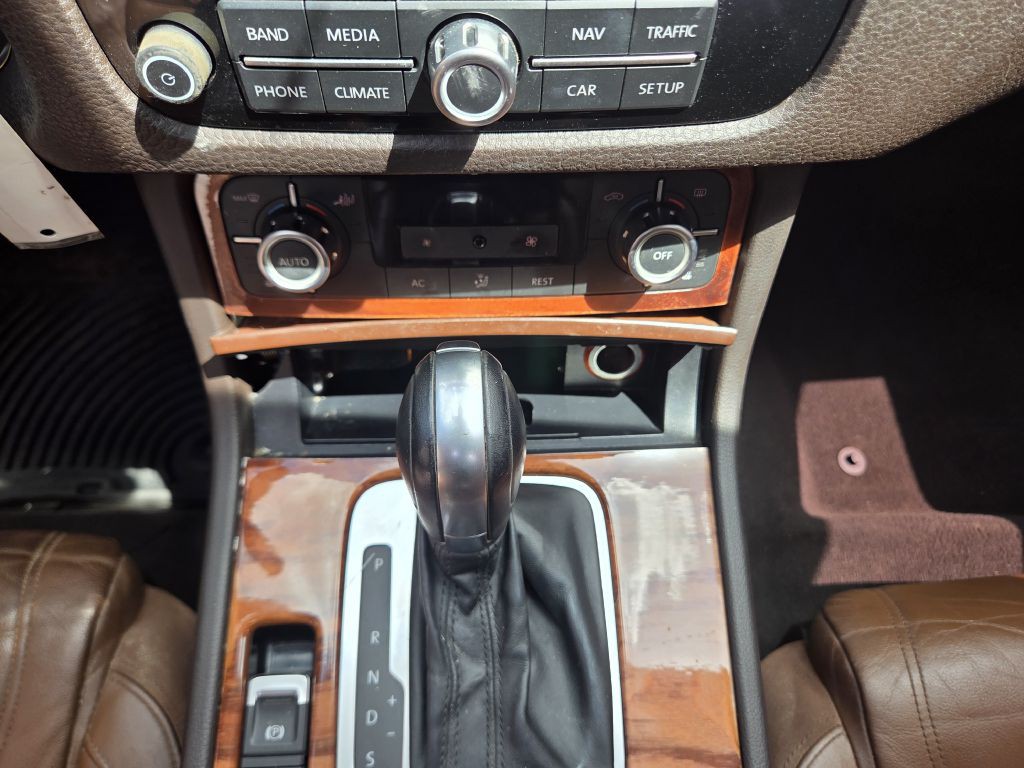 2011 Volkswagen Touareg Image 29