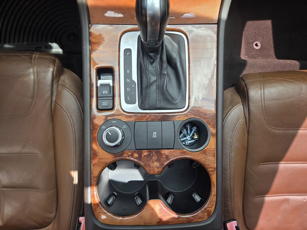 2011 Volkswagen Touareg Image 30
