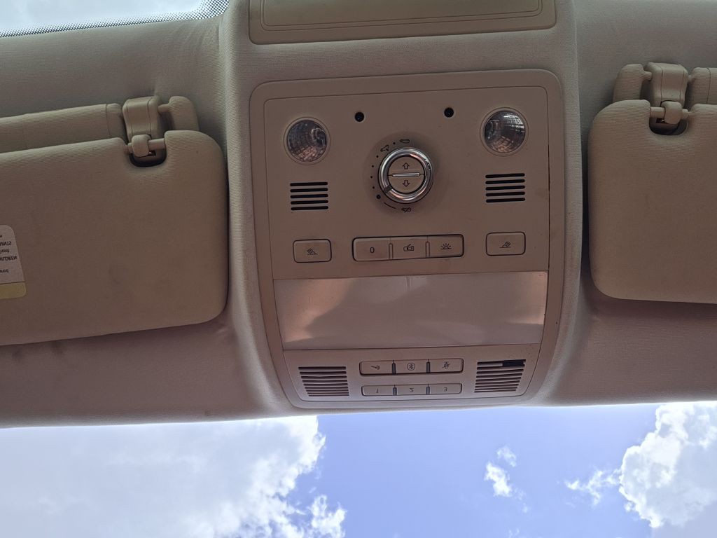 2011 Volkswagen Touareg Image 34