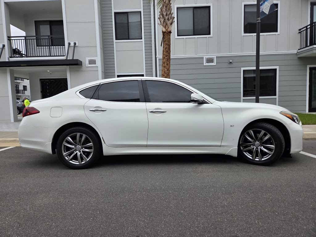 2015 INFINITI Q70 Image 4