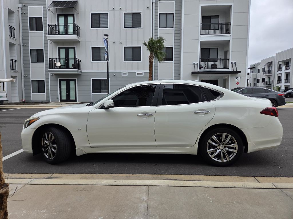 2015 INFINITI Q70 Image 9