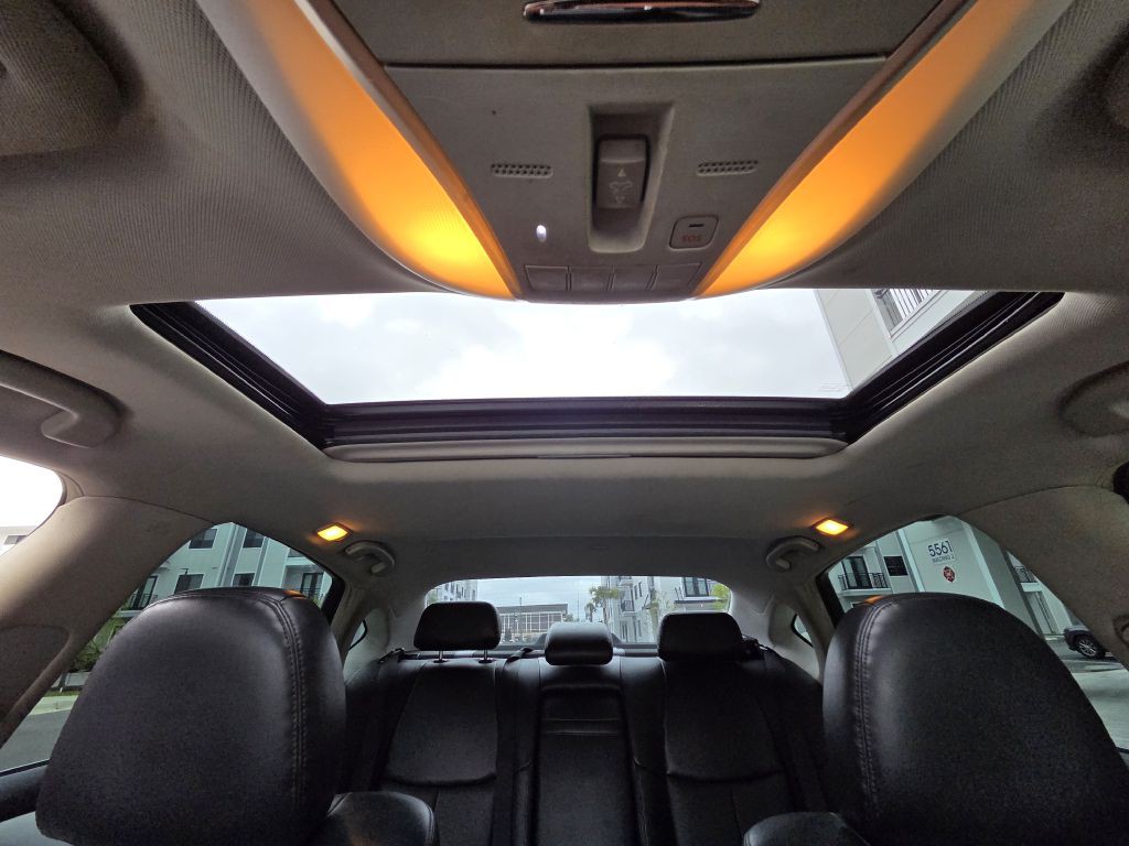 2015 INFINITI Q70 Image 17