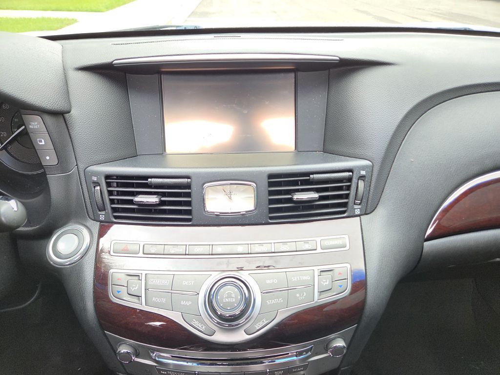 2015 INFINITI Q70 Image 31