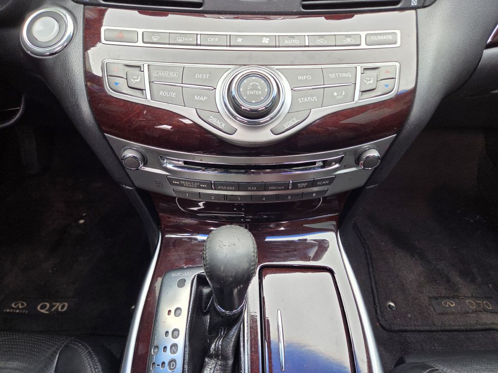 2015 INFINITI Q70 Image 32