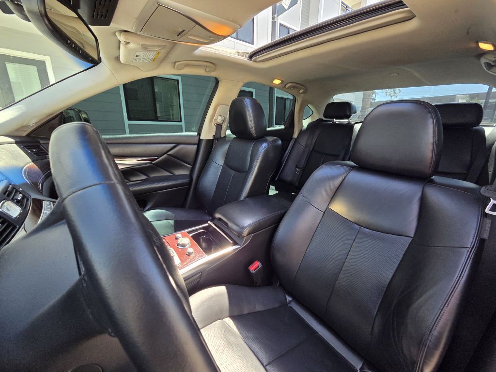 2015 INFINITI Q70 Image 40