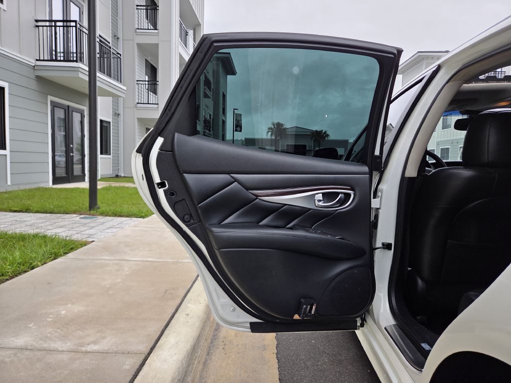 2015 INFINITI Q70 Image 41