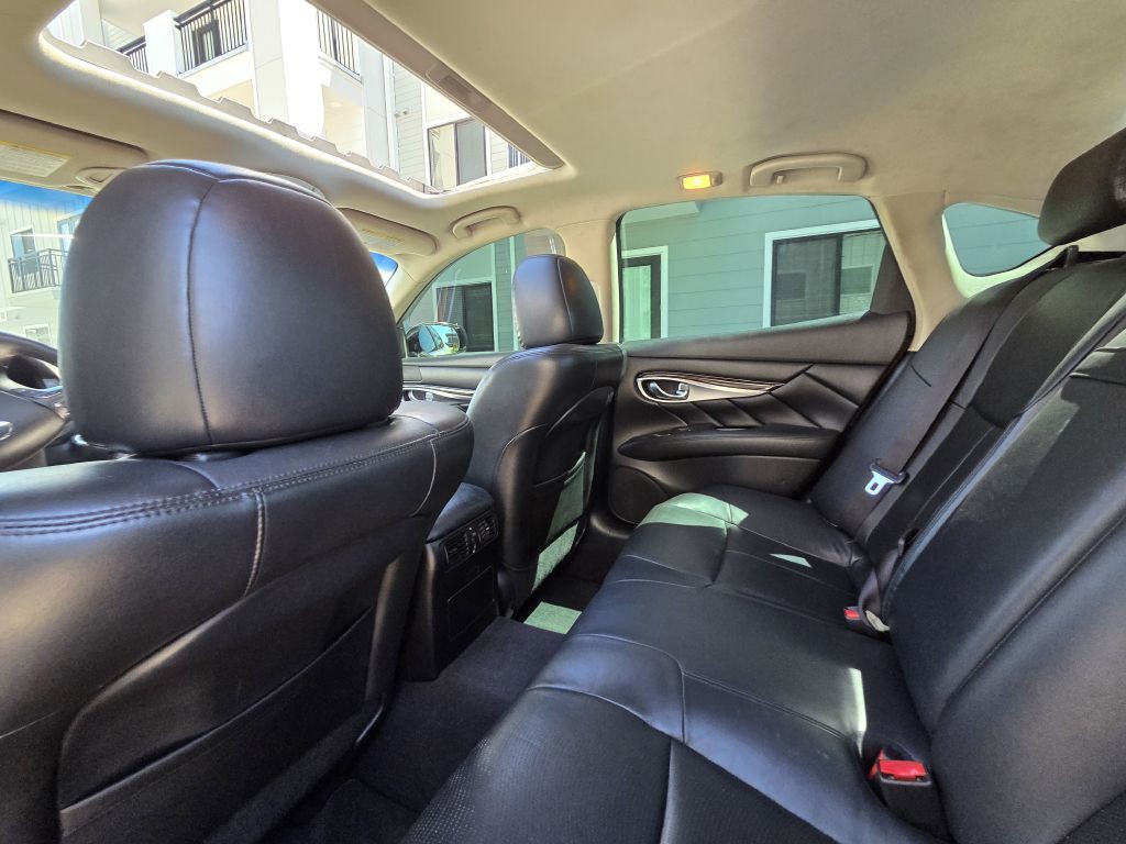 2015 INFINITI Q70 Image 42