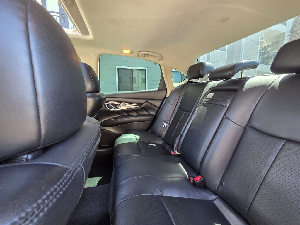 2015 INFINITI Q70 Image 43
