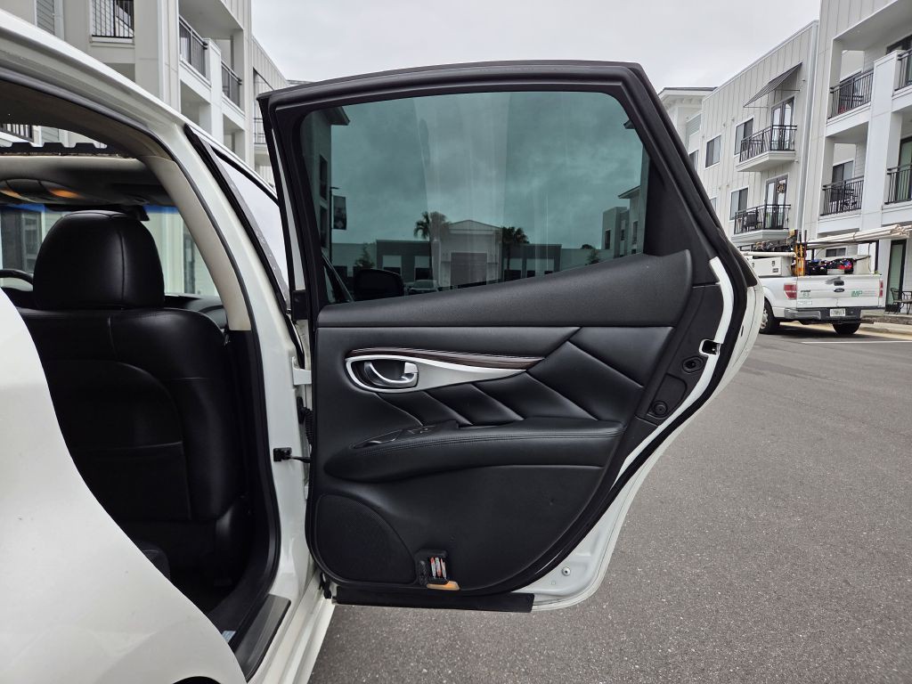2015 INFINITI Q70 Image 44