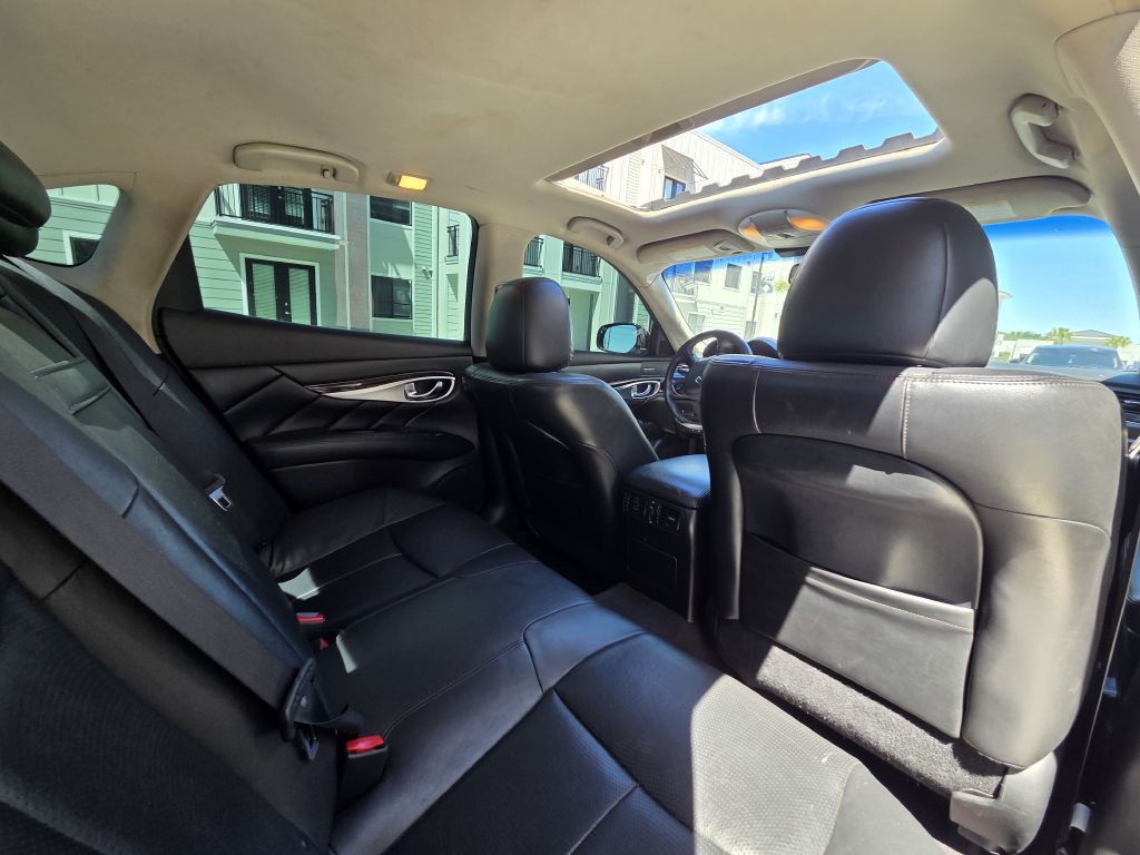 2015 INFINITI Q70 Image 45