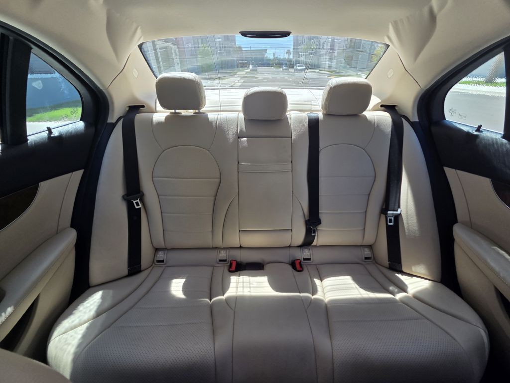 2016 Mercedes-Benz C-Class Image 28