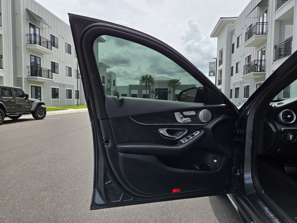 2015 Mercedes-Benz C-Class Image 32