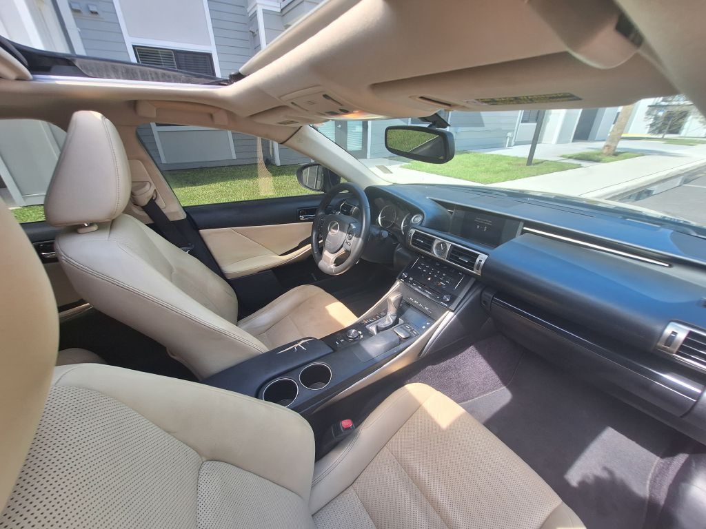 2014 Lexus IS Image 24
