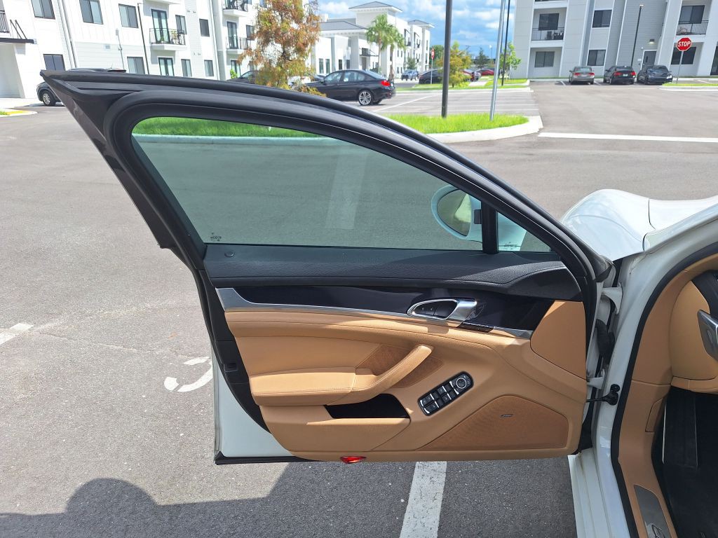 2016 Porsche Panamera Image 17