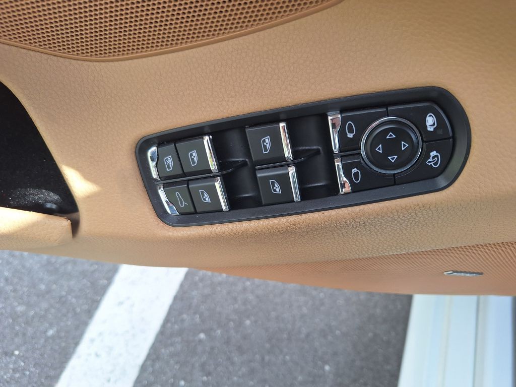 2016 Porsche Panamera Image 18