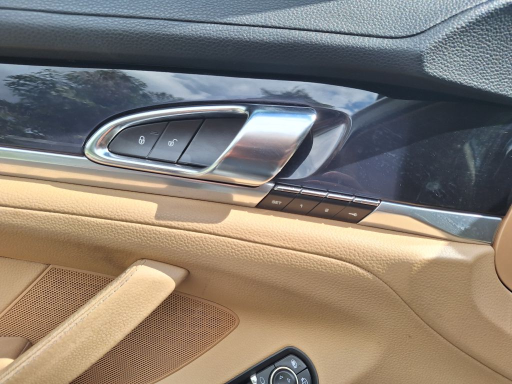 2016 Porsche Panamera Image 19