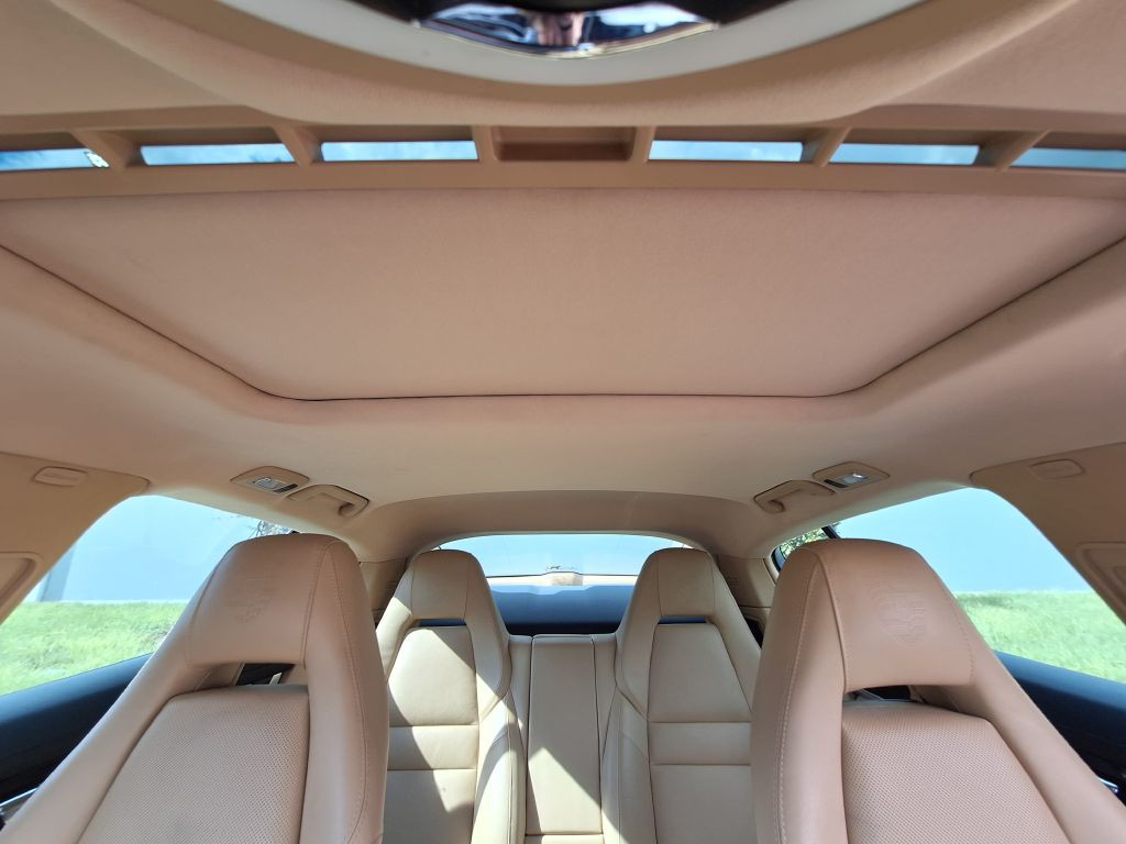 2016 Porsche Panamera Image 25