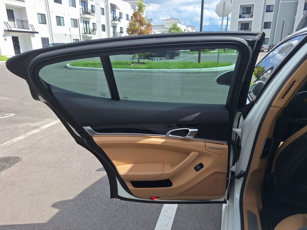 2016 Porsche Panamera Image 28